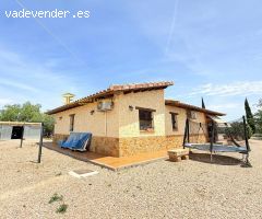CHALET DE 3 DORMITORIOS Y PISCINA EN LA ZONA DEL CAMPILLO
