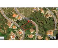 Parcela de 980m2 con acceso a dos calles