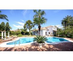 Villa de Lujo en Cortijo Blanco con piscina y jardn privados
