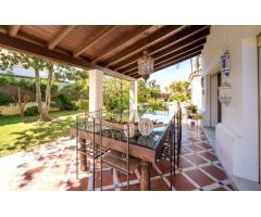 Villa de Lujo en Cortijo Blanco con piscina y jardn privados