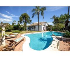 Villa de Lujo en Cortijo Blanco con piscina y jardn privados