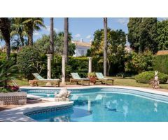 Villa de Lujo en Cortijo Blanco con piscina y jardn privados