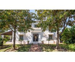 Villa de Lujo en Cortijo Blanco con piscina y jardn privados