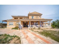 Luper ofrece en venta este magnifico chalet en San Vicente zona Girasoles.