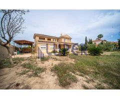 Luper ofrece en venta este magnifico chalet en San Vicente zona Girasoles.