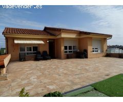 Una residencia luminosa, amplia y con infinitas posibilidades, a escasos pasos de la playa.