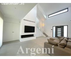 ESPECTACULAR CHALET MINIMALISTA, PRÁCTICAMENTE A ESTRENAR EN PALAU-SOLITÀ I PLEGAMANS
