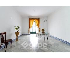 Piso independiente en venta en el centro de Marchena — 183 m² con cochera y azotea privada