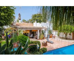 ENCANTADORA VILLA DE UNA PLANTA CON ALOJAMIENTO INDEPENDIENTE PARA INVITADOS EN EL CORAZÓN DE NUEVA