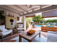 ENCANTADORA VILLA DE UNA PLANTA CON ALOJAMIENTO INDEPENDIENTE PARA INVITADOS EN EL CORAZÓN DE NUEVA