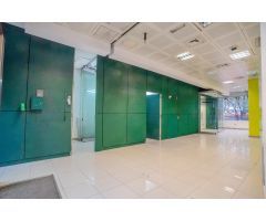 Se alquila amplio y luminoso local comercial con salida de humos en Avenida del Mediterráneo