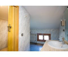 AMPLIA PARCELA CON CHALET Y APARTAMENTO PARA REFORMAR EN CHINCHON