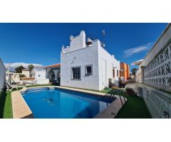 Amplia villa de 6 dormitorios con piscina privada en Blue Lagoon