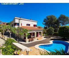 Elegante  y Acogedora vivienda con un precioso jardín y piscina.