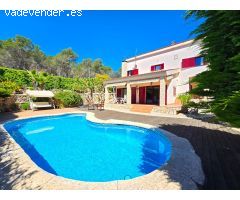 Elegante y Acogedora vivienda con un precioso jardín y piscina.