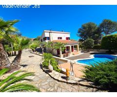 Elegante y Acogedora vivienda con un precioso jardín y piscina.