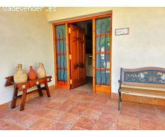 Elegante y Acogedora vivienda con un precioso jardín y piscina.