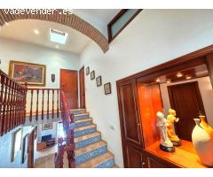 Elegante y Acogedora vivienda con un precioso jardín y piscina.