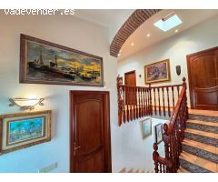 Elegante y Acogedora vivienda con un precioso jardín y piscina.