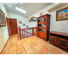 Elegante y Acogedora vivienda con un precioso jardín y piscina.