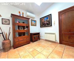 Elegante y Acogedora vivienda con un precioso jardín y piscina.