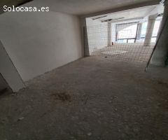 Local comercial con altillo.