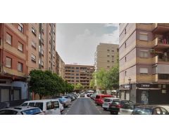 Estudiantes !! piso muy bien situado en la rotonda de Blasco Ibañez. Tiene 4 dormitorios y 2 baños.