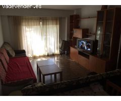 Estudiantes !! piso muy bien situado en la rotonda de Blasco Ibañez. Tiene 4 dormitorios y 2 baños.