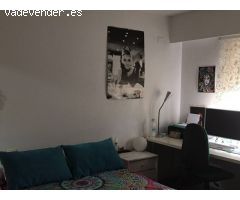 Estudiantes !! piso muy bien situado en la rotonda de Blasco Ibañez. Tiene 4 dormitorios y 2 baños.
