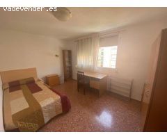 *** ESTUDIANTES ** PARA ENTRAR EN AGOSTO**  Amplio piso con 4 habitaciones, equipadas con es