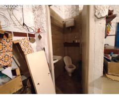 A la venta gran local céntrico en Balmaseda, dividido en garaje y txoko con chimenea y aseo.
