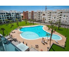 Ático moderno de 2 Dormitorios con Solarium Privado y Vistas al Lago - La Mata