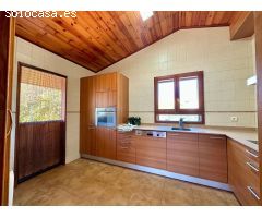 Encantadora casa de madera con piscina en la Urbanización Oasis del Vendrell