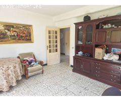 CASA ENORME CON TERRENO, AL LADO DE LA PLAYA