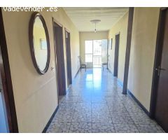 CASA ENORME CON TERRENO, AL LADO DE LA PLAYA