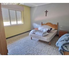 CASA ENORME CON TERRENO, AL LADO DE LA PLAYA