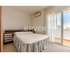 ¡Vive el encanto del Mediterráneo a un paso de la playa!