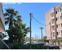 Planta baja  en 1º línea lateral cerca de todos los servicios