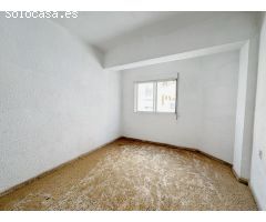 Oportunidad en pleno centro de Almería: vivienda con local y solárium para reformar a tu gusto