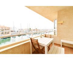 Inmueble espacioso con vistas al puerto deportivo, ideal como proyecto de inversión