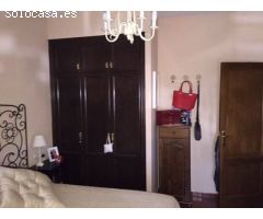 Edificio con 5 apartamentos, 2 locales  comercial y garaje  en Valle san Lorenzo.