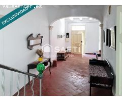 ¡En Exclusiva! Casa en C/ Isabel II con garaje y patio.