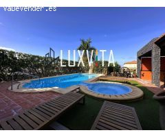 Exclusiva villa de lujo en El Madroñal – Tu oasis privado en Tenerife Sur con piscina y vistas de