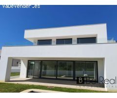 VILLAS DUQUESA GOLF & BEACH: EXCLUSIVIDAD Y LUJO A 600M DEL MAR CON VISTAS PANORÁMICAS
