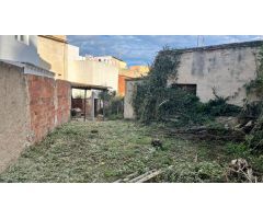 Casa con dos viviendas y terreno urbanizable – A 5 Minutos del Centro de Blanes!