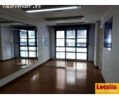 Céntrico local para reconvertir en Torrelavega.