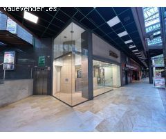 Se vende bajo comercial en Centro Comercial Área Central -Santiago de Compostela de 110m2, ubicado 