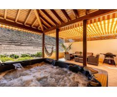 Exclusiva Villa en El Rincón, Los Cristianos – Vistas al Mar, Terrazas y Jacuzzi Privado