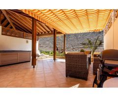 Exclusiva Villa en El Rincón, Los Cristianos – Vistas al Mar, Terrazas y Jacuzzi Privado