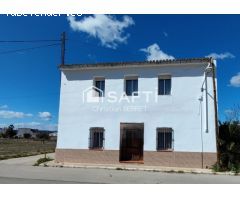 Casa independiente con patio y terraza en Gavarda
